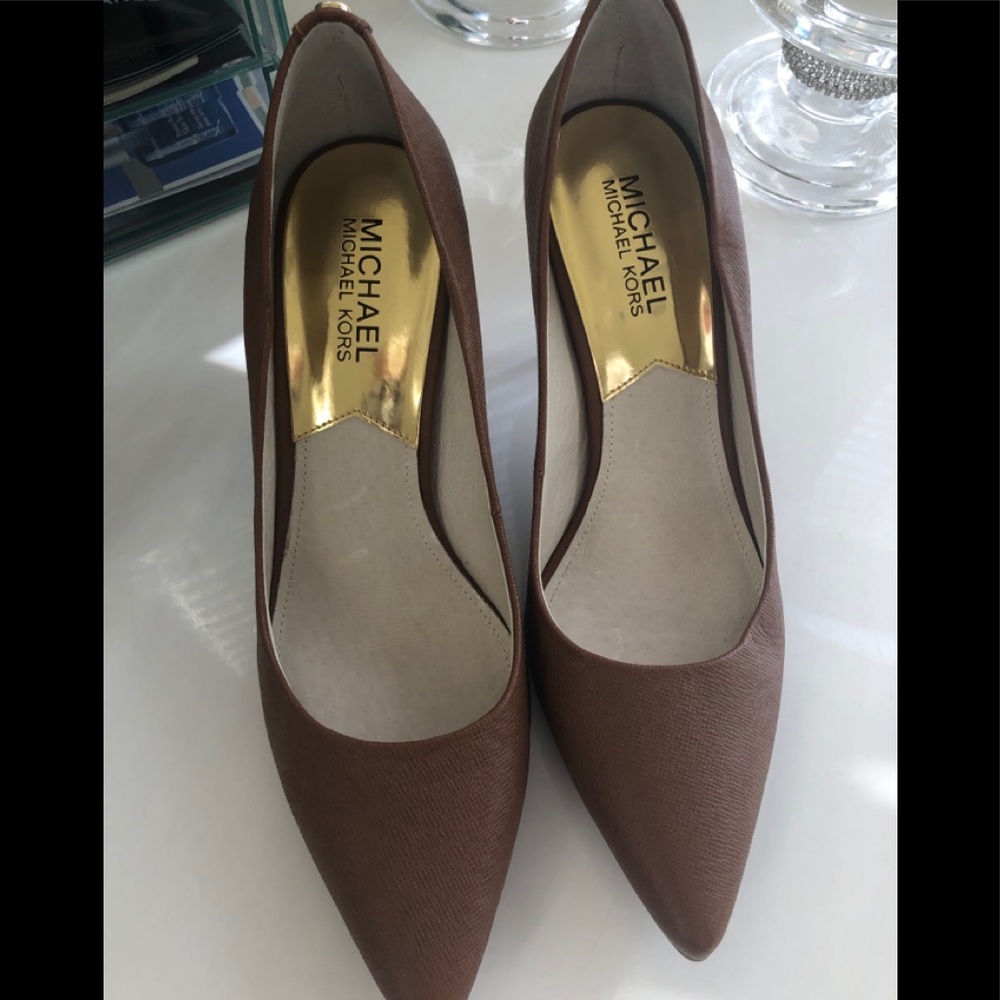 Beautiful Michael Kors brown leather pumps